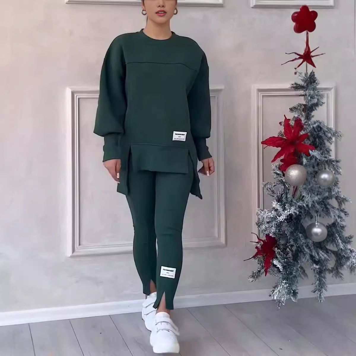 Egy hosszú ujjú, mintás pulóverből és leggingsből álló, szabálytalan szett.