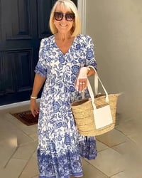 Mintás ruha V-nyakkal, elegáns és stílusos