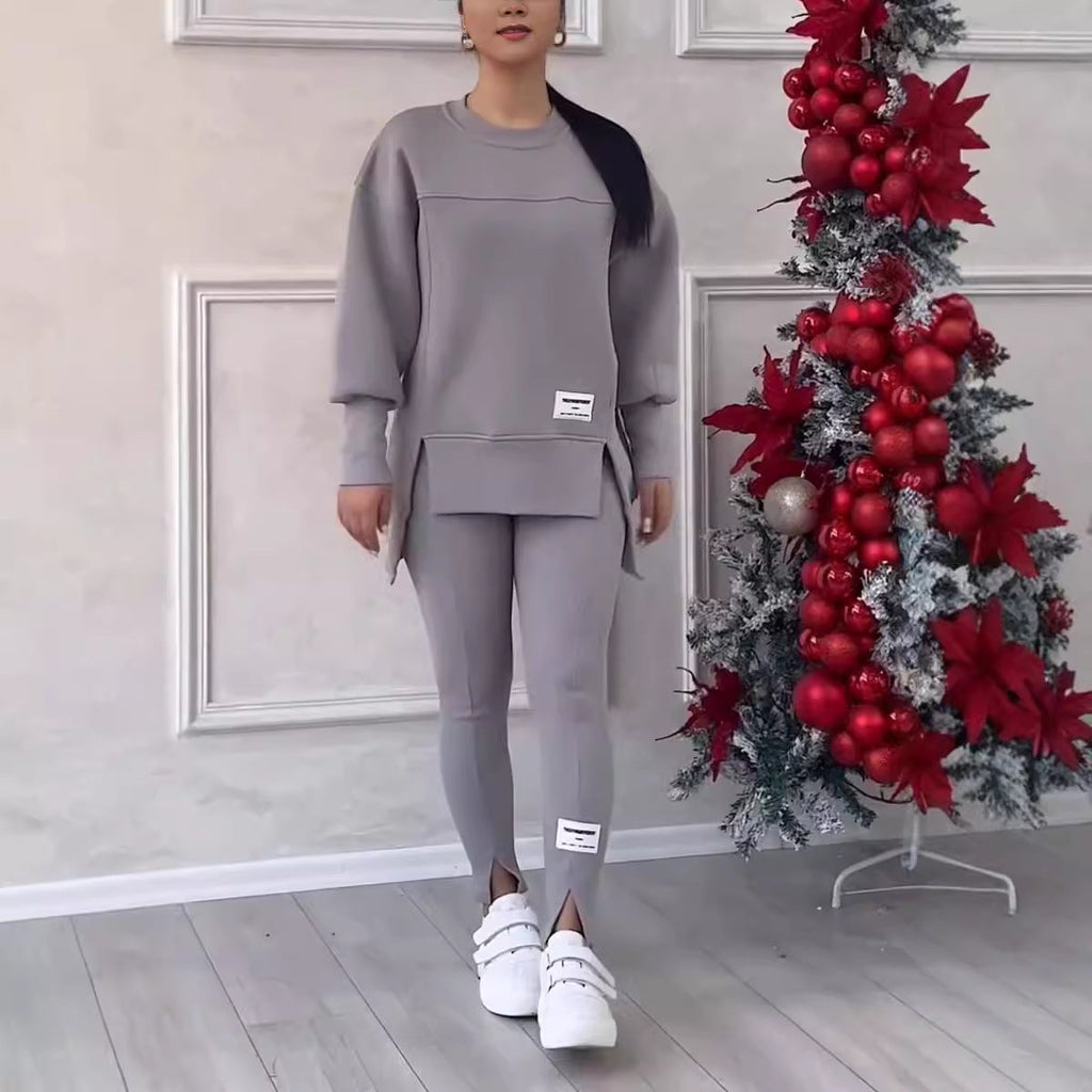 Egy hosszú ujjú, mintás pulóverből és leggingsből álló, szabálytalan szett.